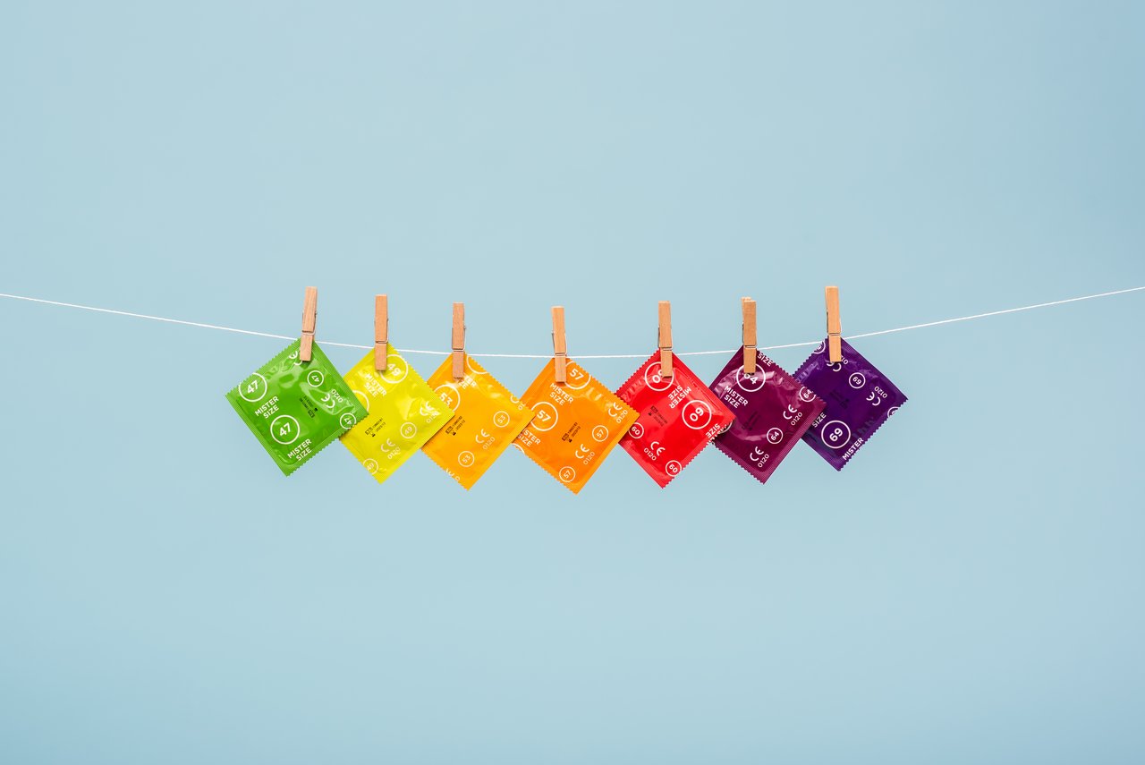 7 forskjellige kondomstørrelser fra Mister Size på klessnor