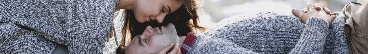Banner kysser par