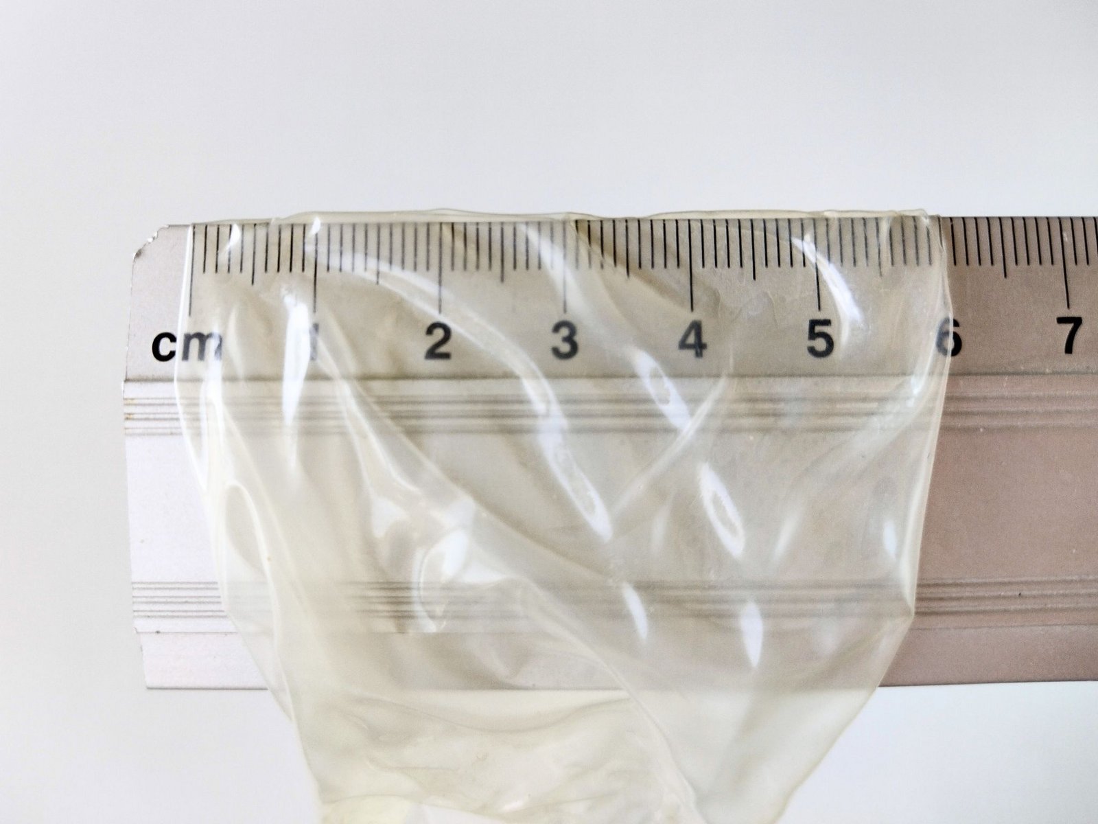 Kondomets nominelle bredde målt med en linjal