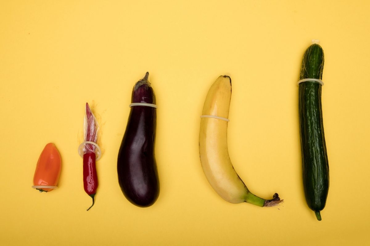 Kondomer på frukt og grønnsaker i forskjellige størrelser