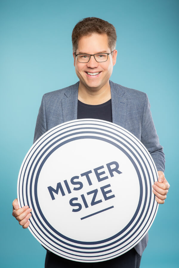 Jan Vinzenz Krause med MISTER SIZE logo
